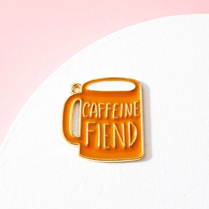 Emaille koffiekopje hanger met Caffeine Fiend tekst op een witte standaard