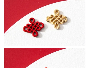 Detalle macro de colgantes de nudo chino rojo y dorado para crear joyas festivas DIY