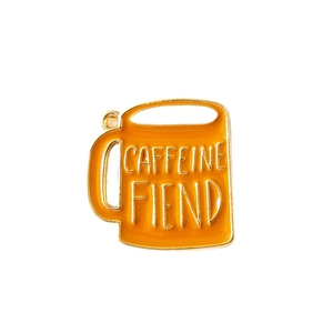 Geel emaille Caffeine Fiend koffiekopje hanger met gouden randen voor DIY sieraden