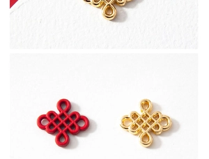 Primer plano de colgantes de nudo chino en metal rojo mate y dorado pulido para DIY