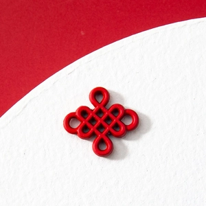 Colgante nudo chino rojo tradicional para joyería DIY con un acabado mate festivo