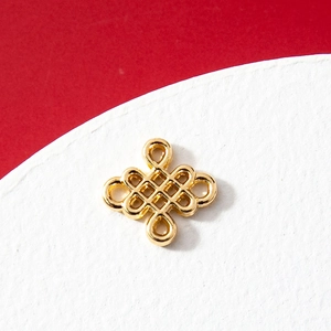 Colgante de nudo chino de metal dorado pulido para joyería DIY sobre fondo rojo y blanco
