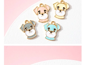 Vue détaillée de pendentifs Schnauzer colorés pour bijoux DIY et bracelets