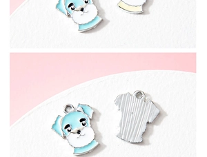 Détail d'un pendentif chien Schnauzer bleu avec émail et dos en métal strié