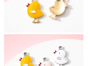 Détail de pendentifs poussin en émail coloré avec base en métal et trou de suspension