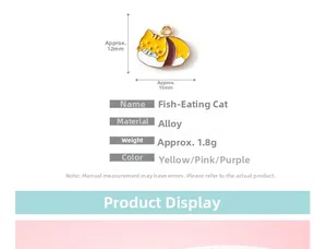 Détail macro du pendentif chat sushi en émail montrant les dimensions et le matériau