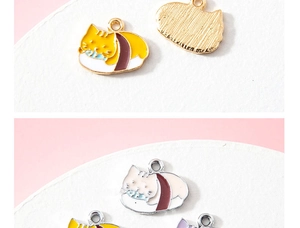 Détail de pendentifs chat sushi en alliage DIY montrant l'émail et la texture métal