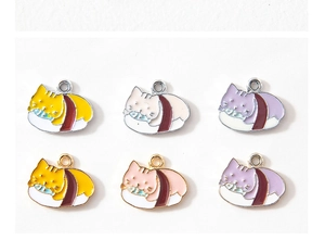 Détail de breloques chat sushi en émail coloré pour la fabrication de bijoux DIY