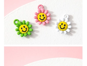 Dettaglio di ciondoli a girasole con sorriso per gioielli fai-da-te in verde rosa e bianco