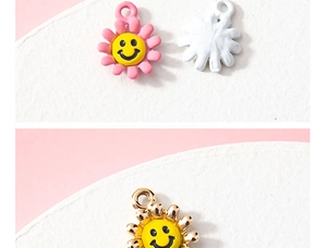 Vista dettagliata dei ciondoli a forma di girasole sorridente colorati per gioielli fai da te