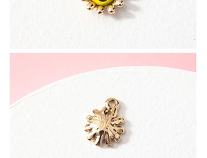 Dettaglio di ciondolo a girasole in lega con smalto giallo e finitura placcata oro