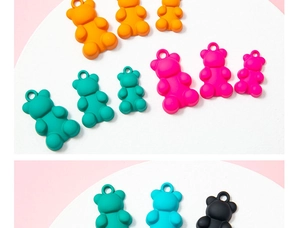 Détail de breloques oursons en résine colorée en trois tailles pour bijoux DIY