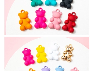 Vue détaillée de breloques ours 3D colorées en résine mate et métal doré pour bijoux DIY