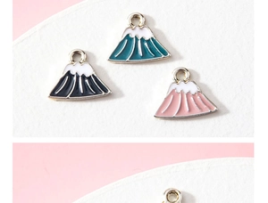 Detailopname van kleurrijke Mount Fuji emaille hangers voor DIY sieraden en accessoires