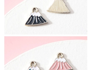 Detail van Mount Fuji emaille hangers met kleurrijke drup-olie voor DIY-sieraden