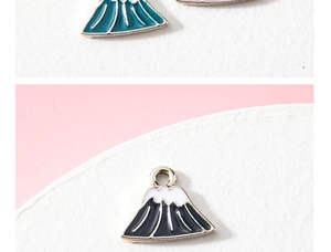Macro-opname van Mount Fuji emaille bedeltjes met legering en ophangring voor DIY-sieraden