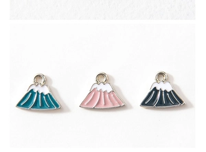 Gedetailleerde macro-opname van drie kleurrijke Mount Fuji emaille bedels voor sieraden