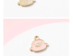 Detail van de roze emaille vogelbedel met gouden legering voor DIY-sieraden maken