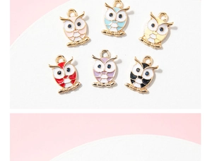 Vue détaillée de six breloques hiboux colorées en émail avec strass et boucles