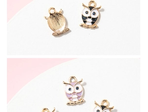 Détail de breloques hibou avec finition émail et yeux en cristal sur support métal