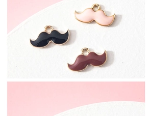Vue macro de breloques moustache en alliage émaillé pour la création de bijoux DIY