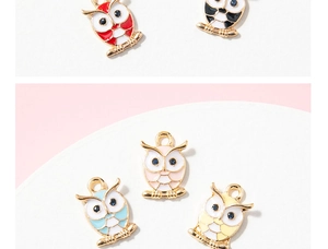 Gros plan de breloques chouettes colorées en émail pour création de bijoux DIY
