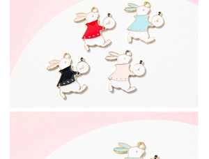 Détail de breloques lapin émaillé avec montre à gousset pour bijoux DIY