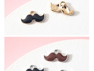Détail des breloques en alliage en forme de moustache avec finition colorée et anneau de suspension