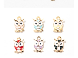 Détail de breloques hibou colorées en alliage émaillé avec yeux en cristal bleu pour bijoux DIY