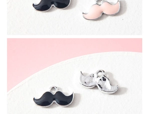 Détail des pendentifs moustache en alliage émaillé noir et rose pour création de bijoux