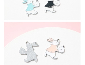 Vue détaillée de l'avant et de l'arrière des pendentifs lapin montre à gousset