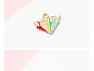 Détail d'un pendentif en émail arc-en-ciel avec monture dorée et texte HAPPY pour bijoux DIY