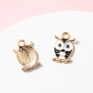Pendentif hibou en alliage avec émail noir et blanc et accents en cristal bleu brillant