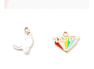 Détail des breloques chat blanc et arc-en-ciel HAPPY en alliage pour bijoux DIY