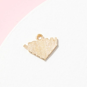 Pendentif en alliage doré texturé pour bijoux DIY sur un support de présentation chic