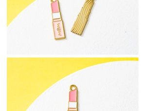 Detail of DIY lipstick charm with WOW lettering and golden textured rectangle pendant
