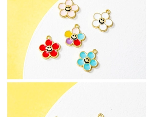 Dettaglio di ciondoli a girasole colorati con sorrisi per la creazione di gioielli fai da te