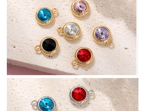 Vista macro de colgantes con diamantes de imitación para joyería DIY en oro y plata