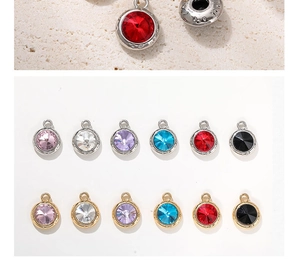 Detalle de colgantes de piedras de nacimiento con gemas de colores para creación de joyas