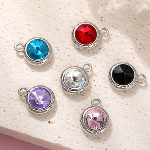 Set de colgantes de piedras de nacimiento con cristales de colores sobre fondo de piedra