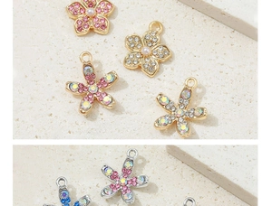 Dettaglio macro di ciondoli a fiore con strass e perle finte per la creazione di gioielli