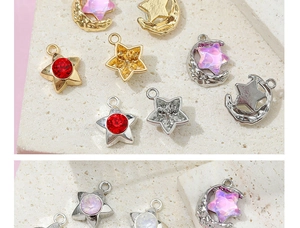 Vue détaillée de breloques DIY étoiles et lunes avec zircons pour la création de bijoux