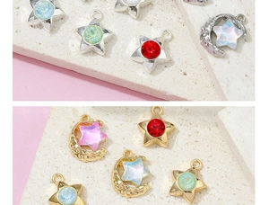 Détail des breloques étoile et lune DIY avec cristaux colorés en finitions or et argent