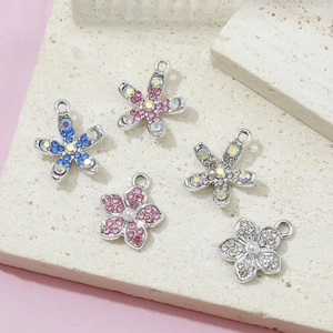 Ciondoli a fiore a cinque petali in lega con perle e strass per creazione di gioielli fai da te