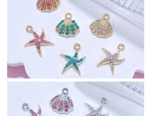 Detalle macro de dijes de concha y estrella de mar en oro de 14K con cristales de colores