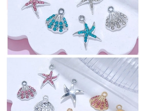 Detalle macro de colgantes de estrella de mar y concha bañados en oro 14K con cristales
