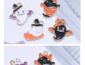 Detail van Halloween emaille bedeltjes met spoken en katten voor het maken van sieraden
