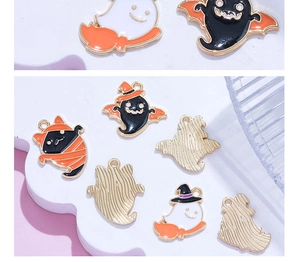 Detail van Halloween emaille hangers met spoken en vleermuizen op goudkleurig metaal