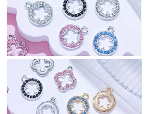 Vista dettagliata dei ciondoli a quadrifoglio in lega con strass colorati per gioielli DIY