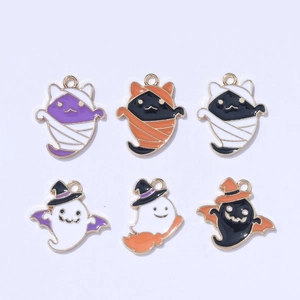 Set van 6 Halloween emaille bedeltjes met mummiekatten en spoken met vleermuisvleugels